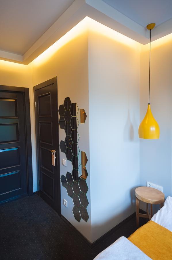 Beehive Hotel Odessa Extérieur photo