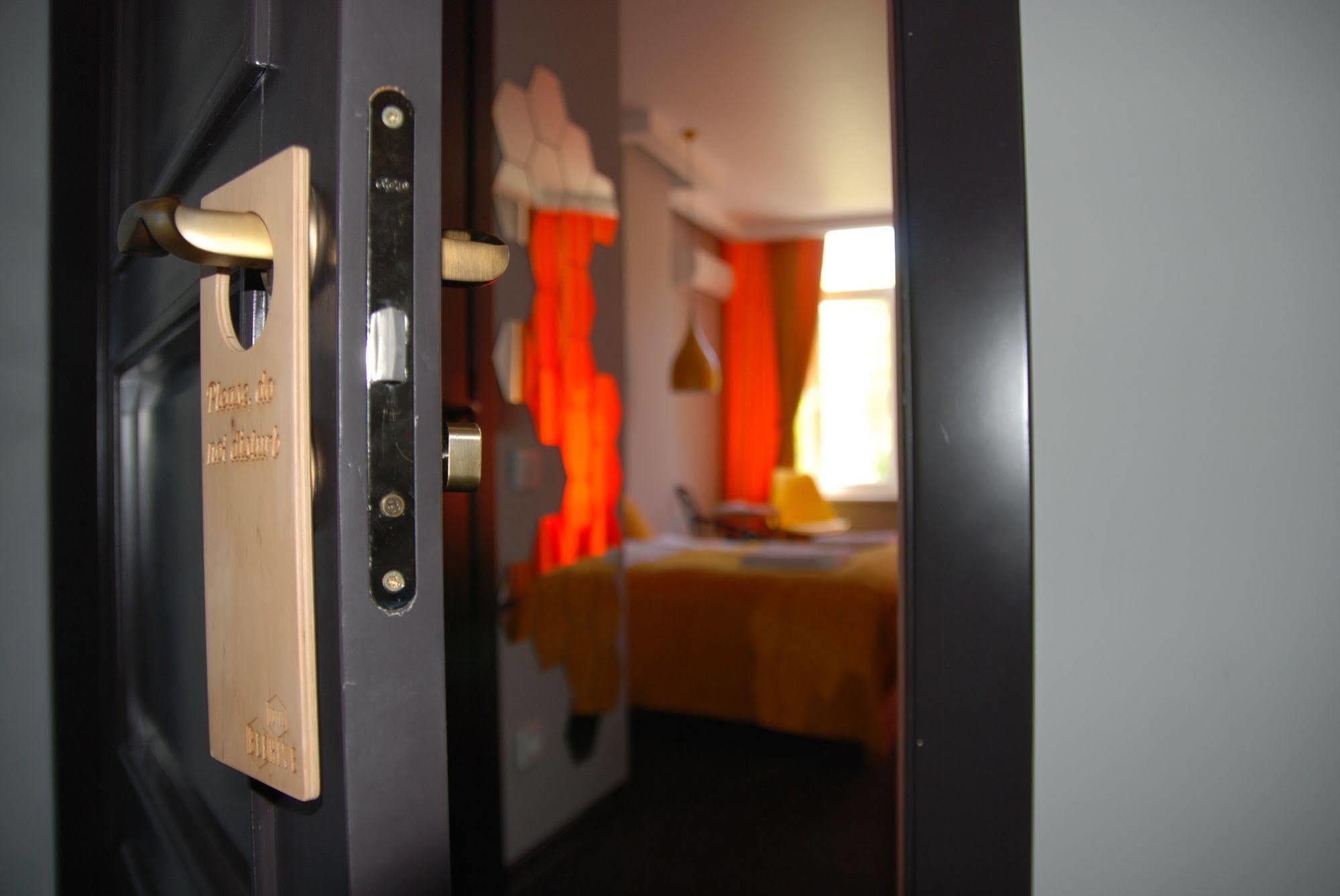 Beehive Hotel Odessa Extérieur photo